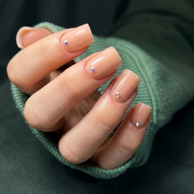Nude gem nails