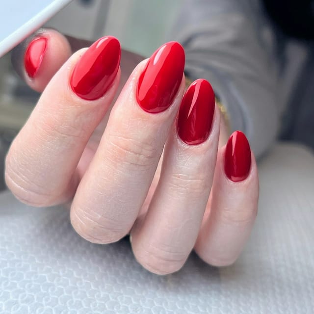 Classic red nails
